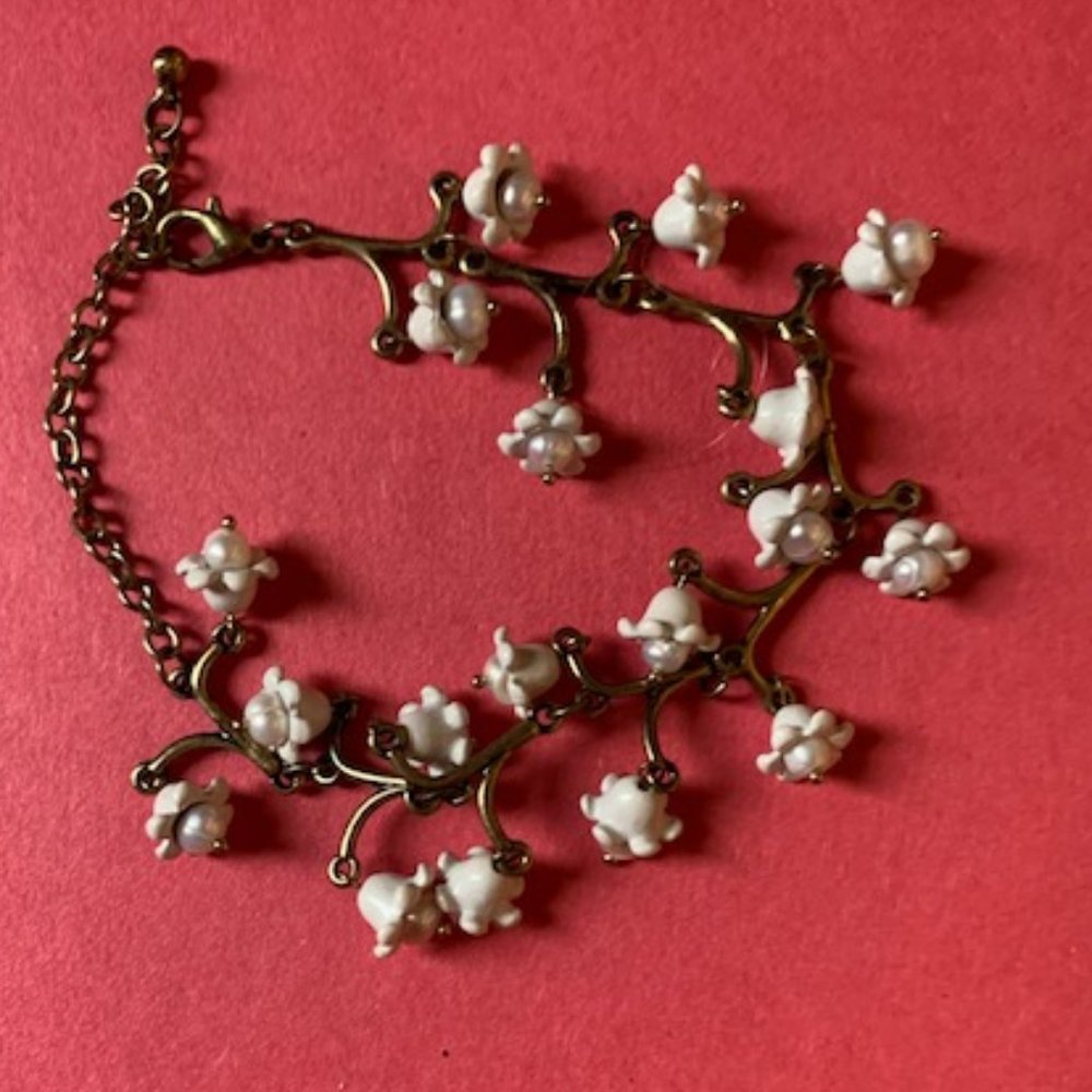NEW White flower bracelet with pearl accents